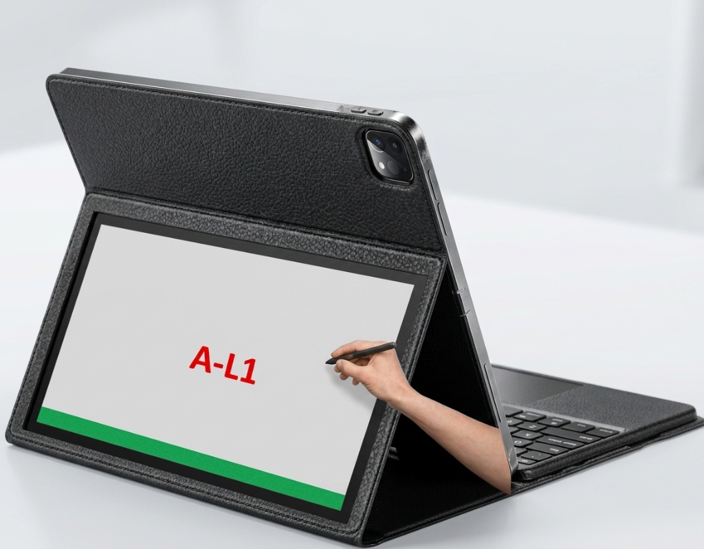 ZEP-X PC·3 — Tablette dressée dans un folio cuir noir texturé avec clavier intégré, face intérieure de la couverture révélant l'écran e-ink "A-L1" en rouge sur fond blanc avec barre verte en bas, bras et main surgissant de derrière l'écran pour tenir le stylet noir en écriture, châssis aluminium sombre sur les tranches, fond gris perle en studio